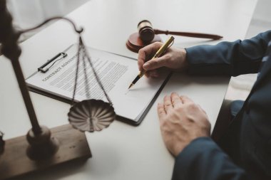 Avukat ofiste sözleşme imzalıyor, bir hukuk firmasında çalışkan avukat, resmi belge imzalıyor, Adalet avukatları ile Yargıç Gavin, bir belge üzerinde çalışan avukat, tavsiye ve adalet kavramı..