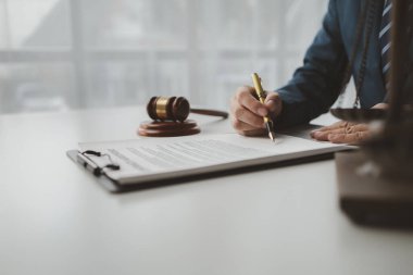 Avukat ofiste sözleşme imzalıyor, bir hukuk firmasında çalışkan avukat, resmi belge imzalıyor, Adalet avukatları ile Yargıç Gavin, bir belge üzerinde çalışan avukat, tavsiye ve adalet kavramı..