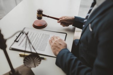 Avukat özel ofisinde oturuyor, güvenilir bir avukat bir firmada oturuyor, yargıç ilerideki davalar, adalet konsepti ve mahkeme salonunda ahşap masa üzerinde hukuk hakimi hakkında bilgi topluyor..