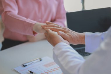 Doktor, hastaya dostça tavsiye veriyor ve sağlık yöntemleri öneriyor. Doktor ve hasta gelecekteki tedavi sürecini tartışıyor..