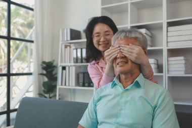 Bir baba ve kızı, bir süre görüşmeyince mutlu bir şekilde oturma odasında oturdular evde sıcak bir aile, yaşlı bir baba ve genç bir kız vardı.