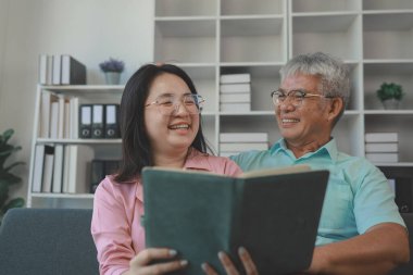 Bir baba ve kızı, bir süre görüşmeyince mutlu bir şekilde oturma odasında oturdular evde sıcak bir aile, yaşlı bir baba ve genç bir kız vardı.