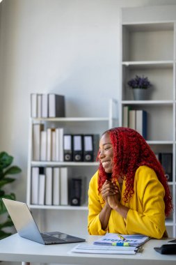 Güzel bir Afrikalı iş kadını özel ofisinde mutlu bir şekilde çalışıyor güzel bir Afrikalı kadın çalışan ofisinde mutlu çünkü görevini başarıyla tamamladı..
