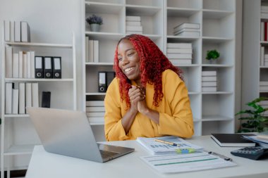 Güzel bir Afrikalı iş kadını özel ofisinde mutlu bir şekilde çalışıyor güzel bir Afrikalı kadın çalışan ofisinde mutlu çünkü görevini başarıyla tamamladı..