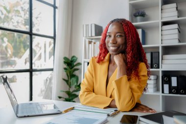 Güzel bir Afrikalı iş kadını özel ofisinde mutlu bir şekilde çalışıyor güzel bir Afrikalı kadın çalışan ofisinde mutlu çünkü görevini başarıyla tamamladı..