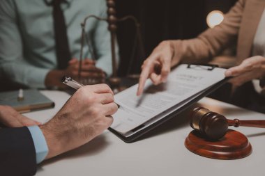 Bir grup avukat, bir müvekkile sunulması gereken sözleşme belgelerini tartışıyorlar. Avukatlar, Yargıtay 'a sunulması gereken önemli belgeleri gözden geçirmek için beyin fırtınası yapıyorlar..