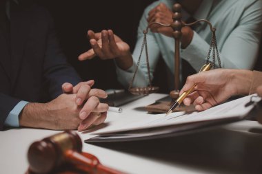 Bir grup avukat, bir müvekkile sunulması gereken sözleşme belgelerini tartışıyorlar. Avukatlar, Yargıtay 'a sunulması gereken önemli belgeleri gözden geçirmek için beyin fırtınası yapıyorlar..