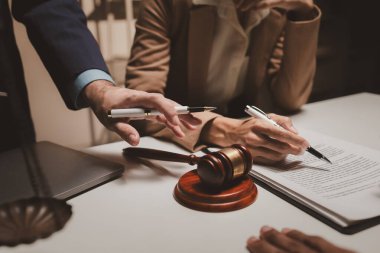 Bir grup avukat, bir müvekkile sunulması gereken sözleşme belgelerini tartışıyorlar. Avukatlar, Yargıtay 'a sunulması gereken önemli belgeleri gözden geçirmek için beyin fırtınası yapıyorlar..