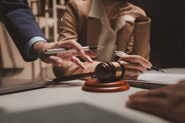 Bir grup avukat, bir müvekkile sunulması gereken sözleşme belgelerini tartışıyorlar. Avukatlar, Yargıtay 'a sunulması gereken önemli belgeleri gözden geçirmek için beyin fırtınası yapıyorlar..