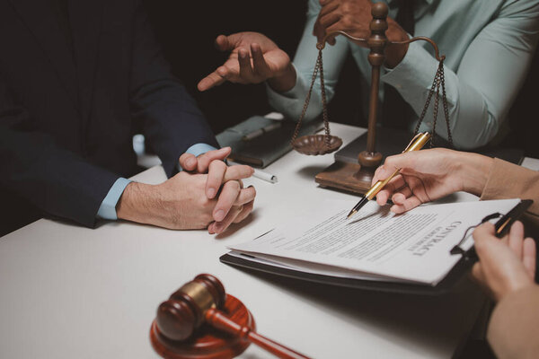 Группа юристов обсуждает контрактные документы, которые должны быть представлены клиенту, юристы мозгового штурма для пересмотра важных документов, которые должны быть представлены в Верховный суд.