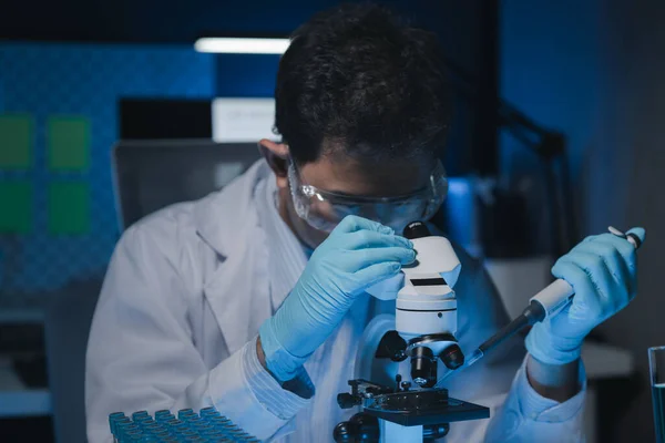 Egy Tudós Tanulmányozza Minták Segítségével Mikroszkóp Tanulmányozására Fejlesztésére Mikrobiológia Mikroszkópok — Stock Fotó