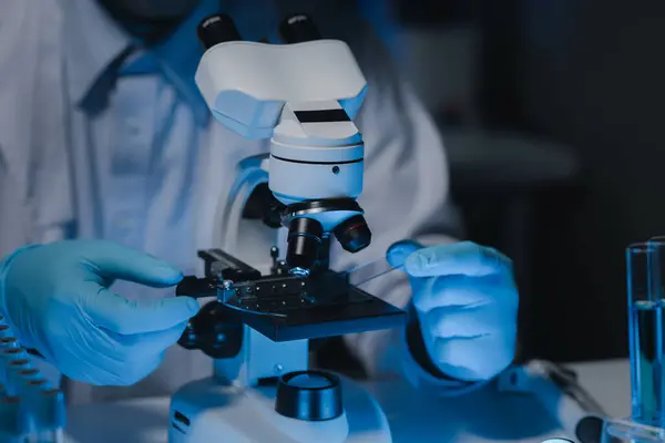 Egy Tudós Tanulmányozza Minták Segítségével Mikroszkóp Tanulmányozására Fejlesztésére Mikrobiológia Mikroszkópok — Stock Fotó