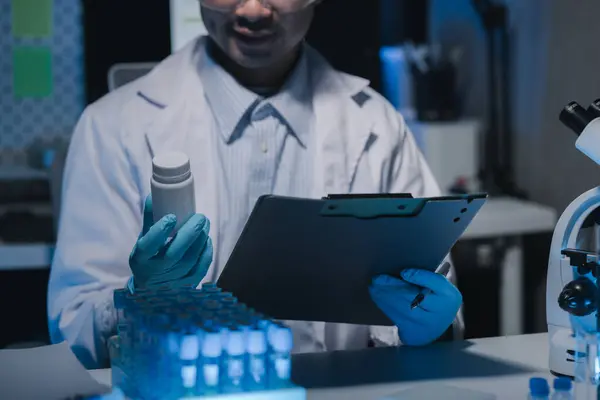 Egy Kutató Tanulmányozza Gyógyszert Hogy Kezelje Rák Egy Laborban Tele — Stock Fotó