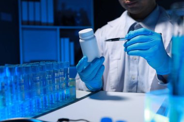 Bir araştırmacı not alıyor. Diğer araştırmacıların profili olarak laboratuvarda geliştiriliyor, bir biyolojik kimya bilimcisi bir patrona günlük çalışması hakkında bir rapor yazıyor..