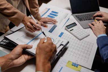 Bir grup çalışan şirketin kârını artırmak için bir strateji belirlemek üzere toplanıyor, bir grup şirket ortağı şirketin gelir verilerini değiş tokuş ediyor..
