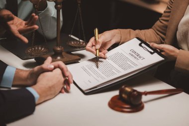 Bir grup avukat ve müvekkil gelecekte birlikte imzalayacakları sözleşmeyi tartışıyorlar. Avukatlar ve müvekkiller arasında ortaklaşa beyin fırtınası.