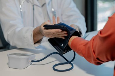 Doktorlar, insanların nabzını ve kan basıncını ölçmek için tansiyon ölçme cihazları veriyor. Belirtilen sınırlar dahilinde olup olmadıklarını görmek için..