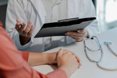 Bir doktor bir hastaya LID testinin sonuçlarını açıklıyordu. Sonuçlar nelerdi ve eğer yeme alışkanlıklarını değiştirmezse gelecekte hangi hastalıklara yakalanacaktı?.