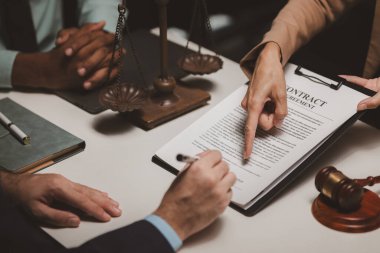 Bir grup avukat ve müvekkil gelecekte birlikte imzalayacakları sözleşmeyi tartışıyorlar. Avukatlar ve müvekkiller arasında ortaklaşa beyin fırtınası.