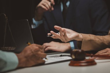 Bir grup avukat ve müvekkil gelecekte birlikte imzalayacakları sözleşmeyi tartışıyorlar. Avukatlar ve müvekkiller arasında ortaklaşa beyin fırtınası.