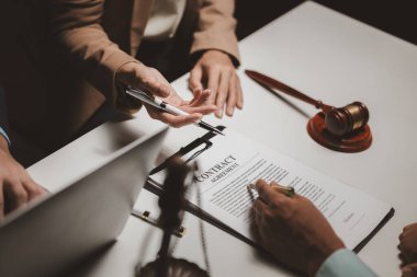 Bir grup avukat ve müvekkil gelecekte birlikte imzalayacakları sözleşmeyi tartışıyorlar. Avukatlar ve müvekkiller arasında ortaklaşa beyin fırtınası.