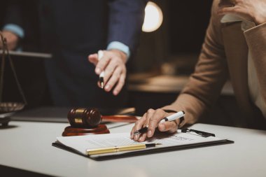 Bir grup avukat ve müvekkil gelecekte birlikte imzalayacakları sözleşmeyi tartışıyorlar. Avukatlar ve müvekkiller arasında ortaklaşa beyin fırtınası.