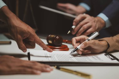 Bir grup avukat ve müvekkil gelecekte birlikte imzalayacakları sözleşmeyi tartışıyorlar. Avukatlar ve müvekkiller arasında ortaklaşa beyin fırtınası.