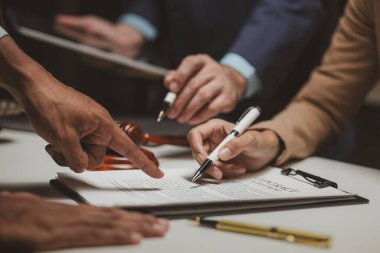 Bir grup avukat ve müvekkil gelecekte birlikte imzalayacakları sözleşmeyi tartışıyorlar. Avukatlar ve müvekkiller arasında ortaklaşa beyin fırtınası.