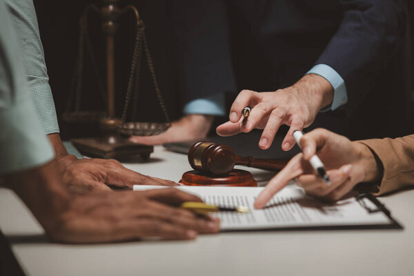 Группа юристов и клиентов обсуждают контракт, который они будут подписывать вместе в будущем, совместный мозговой штурм между юристами и клиентами