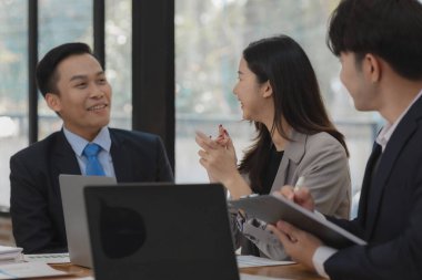 Bir grup işçi, patronlarının emrettiği gibi zamanında tamamlanan işleri tartışırken ofiste mutlu bir şekilde çalışırlar ve bir grup girişimci birlikte çalışırken eğlenirler..