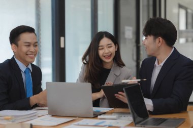 Bir grup işçi, patronlarının emrettiği gibi zamanında tamamlanan işleri tartışırken ofiste mutlu bir şekilde çalışırlar ve bir grup girişimci birlikte çalışırken eğlenirler..