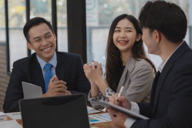 Bir grup işçi, patronlarının emrettiği gibi zamanında tamamlanan işleri tartışırken ofiste mutlu bir şekilde çalışırlar ve bir grup girişimci birlikte çalışırken eğlenirler..