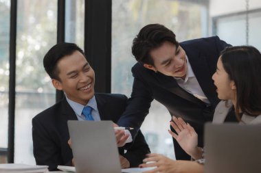 Bir grup işçi, patronlarının emrettiği gibi zamanında tamamlanan işleri tartışırken ofiste mutlu bir şekilde çalışırlar ve bir grup girişimci birlikte çalışırken eğlenirler..