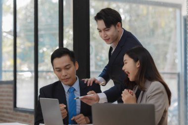 Bir grup işçi, patronlarının emrettiği gibi zamanında tamamlanan işleri tartışırken ofiste mutlu bir şekilde çalışırlar ve bir grup girişimci birlikte çalışırken eğlenirler..