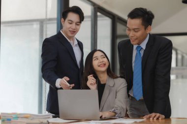 Bir grup işçi, patronlarının emrettiği gibi zamanında tamamlanan işleri tartışırken ofiste mutlu bir şekilde çalışırlar ve bir grup girişimci birlikte çalışırken eğlenirler..