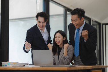 Bir grup işadamı işlerinin başarıyla sonuçlanmasından memnunlar, bir grup çalışan, bir müşteri için yaptıkları projenin onaylanmasından çok memnun..