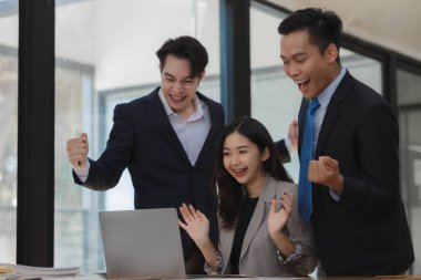 Bir grup işadamı işlerinin başarıyla sonuçlanmasından memnunlar, bir grup çalışan, bir müşteri için yaptıkları projenin onaylanmasından çok memnun..