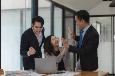 Bir grup işadamı işlerinin başarıyla sonuçlanmasından memnunlar, bir grup çalışan, bir müşteri için yaptıkları projenin onaylanmasından çok memnun..