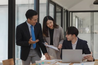 Bir grup işçi, patronlarının emrettiği gibi zamanında tamamlanan işleri tartışırken ofiste mutlu bir şekilde çalışırlar ve bir grup girişimci birlikte çalışırken eğlenirler..