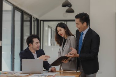 Bir grup işçi, patronlarının emrettiği gibi zamanında tamamlanan işleri tartışırken ofiste mutlu bir şekilde çalışırlar ve bir grup girişimci birlikte çalışırken eğlenirler..