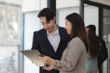 Bir grup işçi, patronlarının emrettiği gibi zamanında tamamlanan işleri tartışırken ofiste mutlu bir şekilde çalışırlar ve bir grup girişimci birlikte çalışırken eğlenirler..