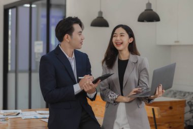 Bir grup işçi, patronlarının emrettiği gibi zamanında tamamlanan işleri tartışırken ofiste mutlu bir şekilde çalışırlar ve bir grup girişimci birlikte çalışırken eğlenirler..