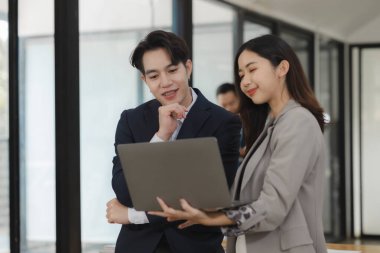 Bir grup işçi, patronlarının emrettiği gibi zamanında tamamlanan işleri tartışırken ofiste mutlu bir şekilde çalışırlar ve bir grup girişimci birlikte çalışırken eğlenirler..