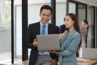 Bir grup işçi, patronlarının emrettiği gibi zamanında tamamlanan işleri tartışırken ofiste mutlu bir şekilde çalışırlar ve bir grup girişimci birlikte çalışırken eğlenirler..