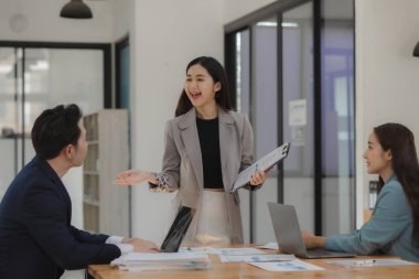 Bir grup işçi, patronlarının emrettiği gibi zamanında tamamlanan işleri tartışırken ofiste mutlu bir şekilde çalışırlar ve bir grup girişimci birlikte çalışırken eğlenirler..