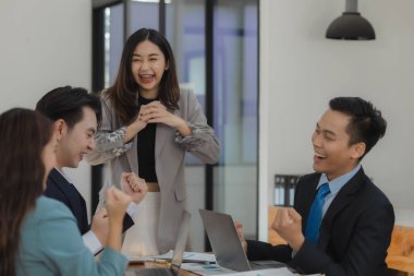 İş ortakları satış hedeflerini aştıkları için birbirlerini tebrik ediyorlar, bir grup şirket çalışanı, patronlarının amaçladığı projeyi tamamladıktan sonra çok mutlu oluyorlar..