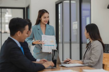 Bir grup çalışan, önemli bir müşterinin iş için tuttuğu çok önemli bir şirket projesinde birlikte çalışıyorlar.