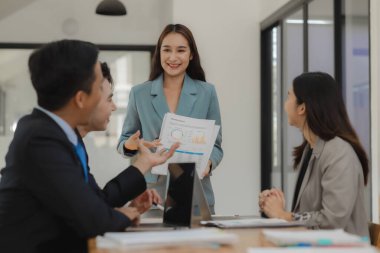 Bir grup çalışan, önemli bir müşterinin iş için tuttuğu çok önemli bir şirket projesinde birlikte çalışıyorlar.