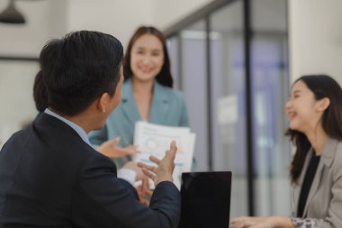 Bir grup çalışan, önemli bir müşterinin iş için tuttuğu çok önemli bir şirket projesinde birlikte çalışıyorlar.