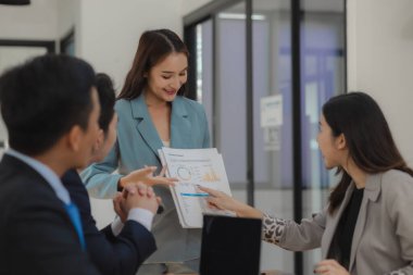 Bir grup çalışan, önemli bir müşterinin iş için tuttuğu çok önemli bir şirket projesinde birlikte çalışıyorlar.